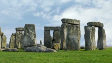 Taş Henge orta timelapse arka plan beyaz bulutlar ile.