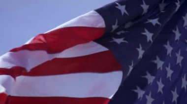 Bir yakın çekim haddeleme ve rüzgarda sallayarak Amerikan bayrağı kadar bu.