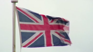 İngiliz bir bayrak direğine üstüne rüzgarda sallayarak İngiltere bayrağı (Union Jack) yakın çekim çekim.