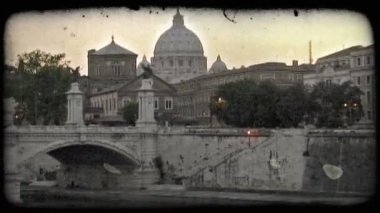 Roma manzarası güneş batmadan olarak bir nehir üzerinde bir atış. Vintage stilize video klip.