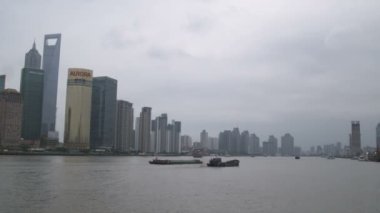 Shanghai, Çin - Ekim 2012: Mavna Huangpu Nehri gökdelenler bir arka plan karşı seyahat.