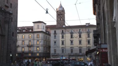 Geniş binaların, yoğun şehir street, vurdu ve plaza Bologna, İtalya üzerinde kişi.