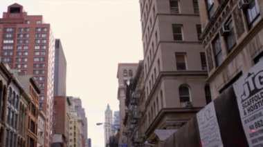 Nyc eski görünümlü binaların Yavaş pan çekim.