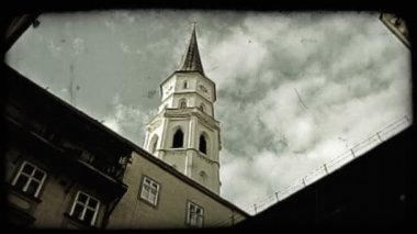 Viyana'da bir kilise çan kulesi bir kadeh. Vintage stilize video klip.