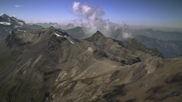 Vueltas Tiempo Cima Los Alpes Con Nubes Blancas Que Elevan — Vídeo de stock