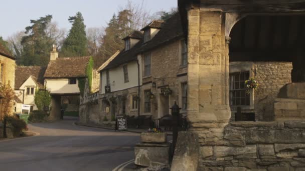 古い石造りイングランドの村の建物の中のワイド ショット — ストック動画