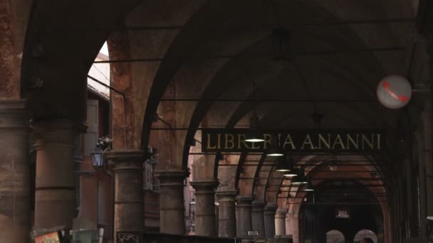 Kallistus Alas Kaaret Kävelytiellä Ihmiset Lattialla Bolognassa Italiassa — kuvapankkivideo