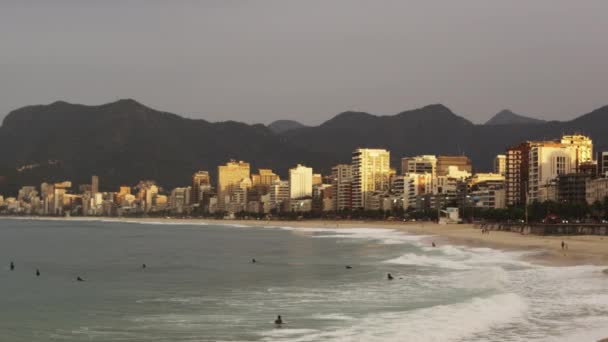 Hosszú Shot Serpenyőben Reggel Ipanema Strandon Szörfösök Vízben Forgatták Rio — Stock videók
