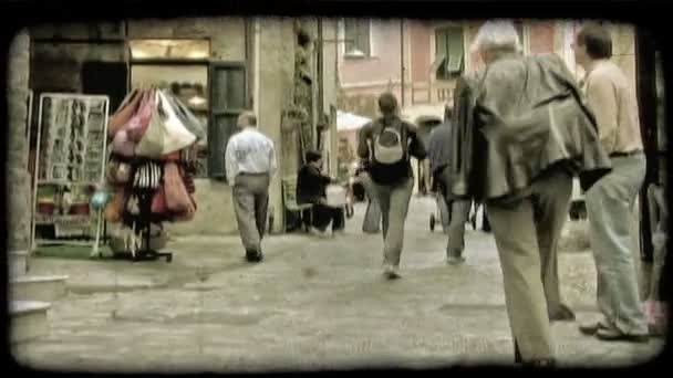 Ludzie Spacerem Sklep Ulicy Włoski Starodawny Stylizowane Klip Wideo — Wideo stockowe