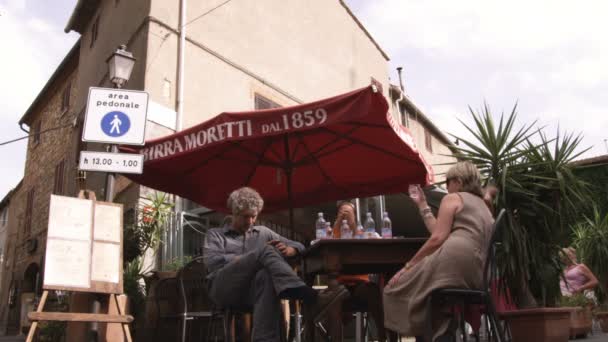 Uma Foto Pessoas Conversando Café Uma Aldeia Toscana — Vídeo de Stock
