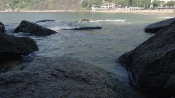 Tiro Câmera Lenta Ondas Pesadas Batendo Rochas Perigosas Pedras Com — Vídeo de Stock