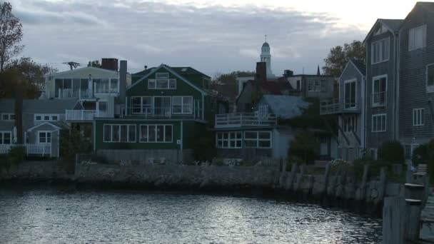 Byggnaderna Runt Slutet Rockport Hamnen Vid Solnedgången Fiskmås Flyger Ovanför — Stockvideo