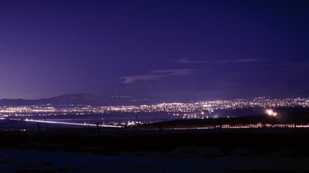 ユタ州の都会の夜の時間経過ショット 右から左にカメラのパン — ストック動画