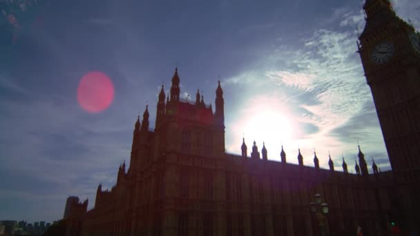 Kamera Sklouzávne Zleva Doprava Pak Zastavuje Věži Big Ben Slunečného — Stock video