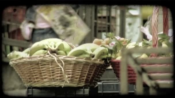 バナナとイタリアのフルーツ スタンドでバスケットの他の果物のショット ビンテージの様式化されたビデオ クリップ — ストック動画