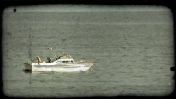 ボートは イタリアの水に座っています ビンテージの様式化されたビデオ クリップ — ストック動画