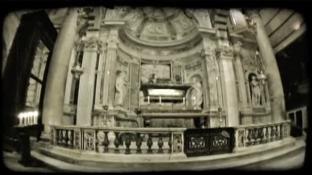 Lente Ângulo Largo Tiro Interior Uma Catedral Italiana Vintage Clipe — Vídeo de Stock