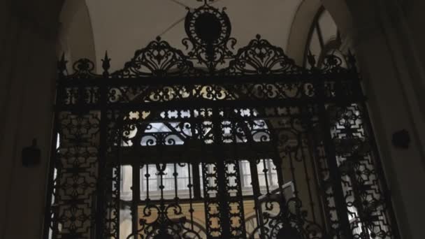 在博洛尼亚 意大利在大楼的入口处倾斜下来的旧金属门 — 图库视频影像