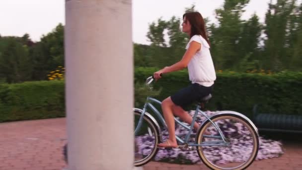 Lento Tiro Movimento Uma Jovem Mulher Andando Bicicleta Através Belo — Vídeo de Stock