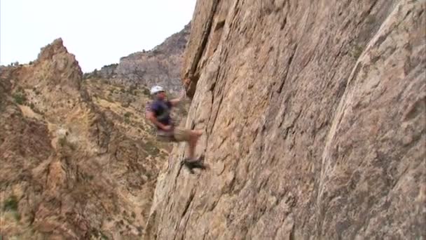 Tiro Alpinista Saltando Através Face Montanha — Vídeo de Stock