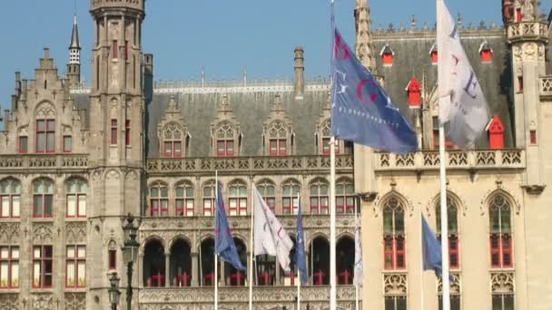 Pan Direita Tiro Praça Cidade Frente Alguns Edifícios Históricos Brugge — Vídeo de Stock