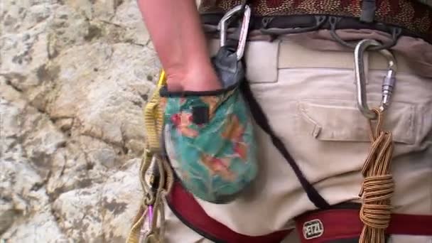 Tebeşir Tırmanma Ellerini Boyanın Bir Dağcı Kadeh — Stok video