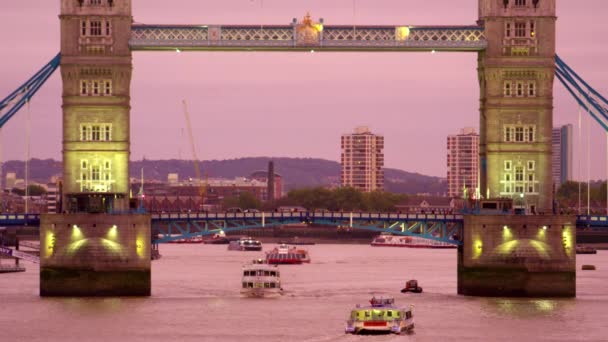 Uma Vista Estacionária Tower Bridge Barcos Passando Por Baixo Dela — Vídeo de Stock