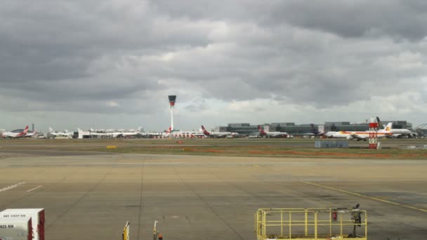 Amplio Plano Aeropuerto Asfalto Con Nubes Tormenta Cielo — Vídeos de Stock