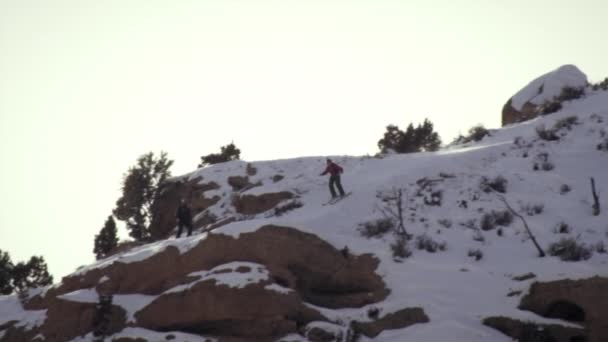 Coup Feu Ralenti Homme Skie Sur Sentier Montagne Enneigé Vient — Video