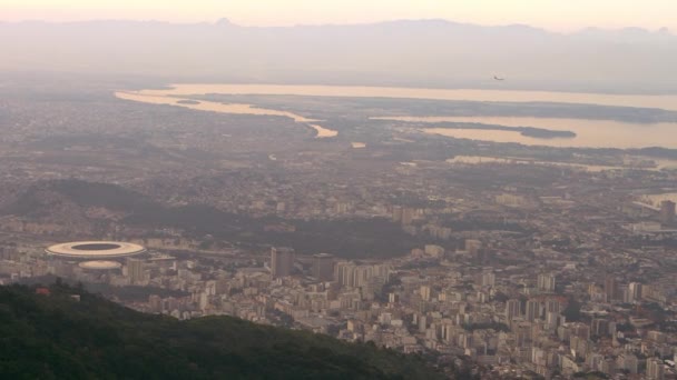 リオデジャネイロとスタジアムの空中夕日のショット 地域の水と山は カラフルな映像を区切ります — ストック動画