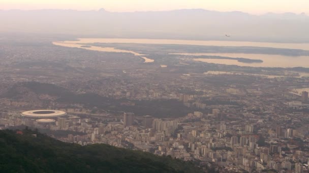 Scatto Aereo Tramonto Rio Janeiro Stadio Acque Montagne Della Regione — Video Stock