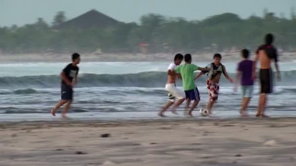 バリ島のビーチでサッカーを遊んでいる子供たちのワイド ショット — ストック動画