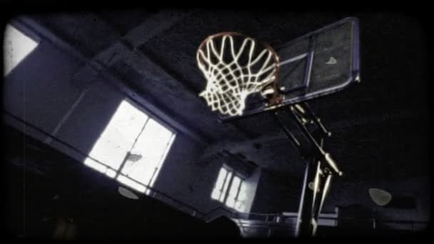 Plan Angle Médian Joueur Basket Ball Caucasien Faisant Dunk Slam — Video