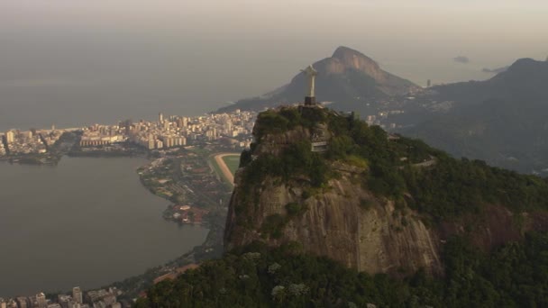 コルコバードのキリスト像 ラゴアのリオ ジャネイロ ブラジル 2013 ヘリコプターの映像 ジャネイロと山の岩の多い顔の建物がまたビデオで表示されます — ストック動画