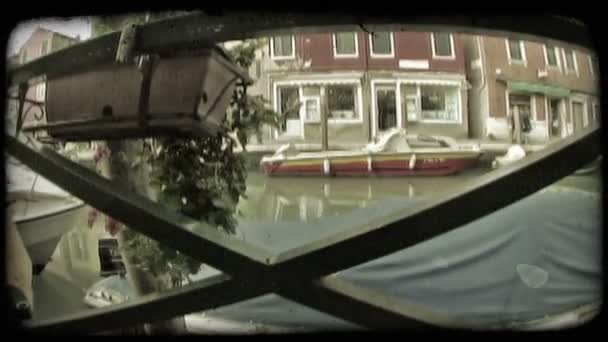 イタリアのヴェネツィアのフェンスを介して運河の広角レンズショット ヴィンテージスタイルのビデオクリップ — ストック動画