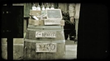 Bir varil tarafından insanlar geçiş olarak üst kısmında bu şarap ile. Vintage stilize video klip.