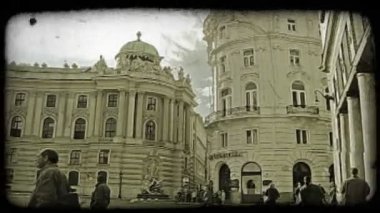 Pan çekim binaların Viyana avlu etrafında yaptı. Vintage stilize video klip.