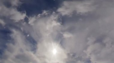 Bulutlar ve sola dönerek güneş inişli çıkışlı bir balıkgözü görünümü.