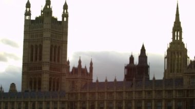 Soldan başlayarak, Westminster Sarayı ve Big Ben saat kulesi Londra'da, sonunda Westminster Bridge ulaşan Panoraması üzerinden kamera kayar