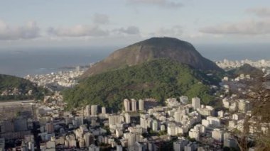 Rio de Janeiro, Brezilya'da gecekondu tilting atış. Kamera yukarıdan aşağıya doğru hareket ediyordu, çapraz. Silah gün içinde çekildi..
