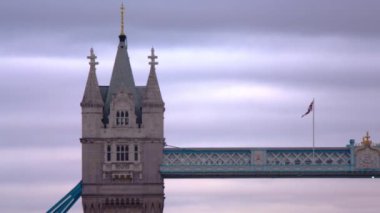 Londra'daki Tower Bridge kulelerinden birinin sabit bir fotoğrafı. Yanında, sağda, İngiliz bayrağı sallanıyor..