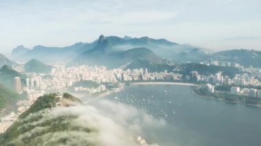 Sugarloaf Dağı'nda sisin hızlandırılmış çekimi. Çevredeki lagün ve dağlar uzakta görülebilir.