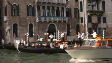 Venedik, İtalya, Mayıs 2012 yaklaşık: Geniş grup içinde insanlar Venedik'te gondol tekneler vurdu.