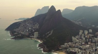 Rio de Janeiro, Brezilya kıyı şeridi bir helikopterden çekilmiş havadan izleme atış.