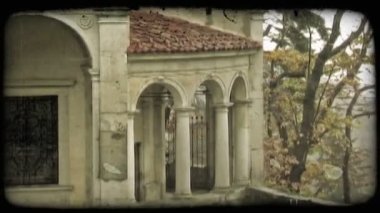 Bir tavada, İtalyan bir binadan. Vintage stilize video klip.