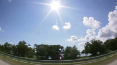 Miami'de bir oceanside otoyol bir geniş açı objektif görünümü.