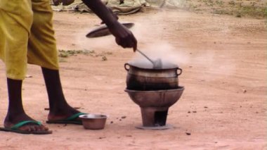Orta Afrika adam onun bira pot kontrol kadeh