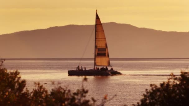 Statiska Skott Segelbåt Vatten Med Orang Himmel Sköt Emerald Bay — Stockvideo