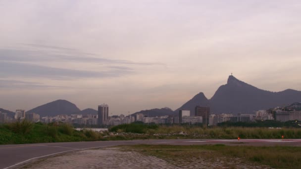 ジャネイロ ブラジルの空港で飛行機の着陸のショット 日没で撮影されたビデオ — ストック動画