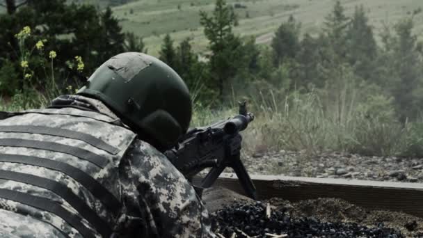 Bir Kemer Beslenen Makineli Tüfek Ateş Gibi Bir Askerin Omzundan — Stok video